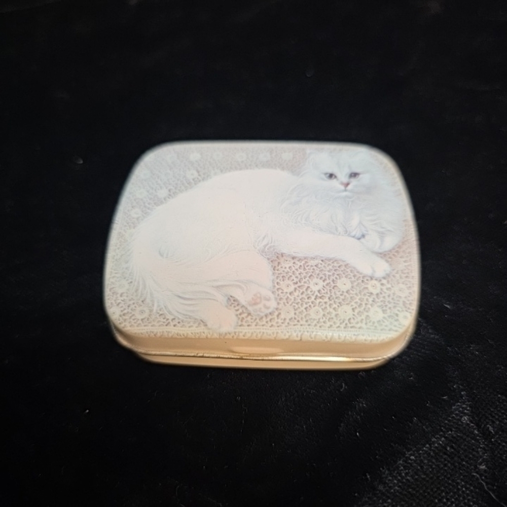 Solitaire on Granny's Lace, Tin Case by Hunkydory Designs, White Persian Cat